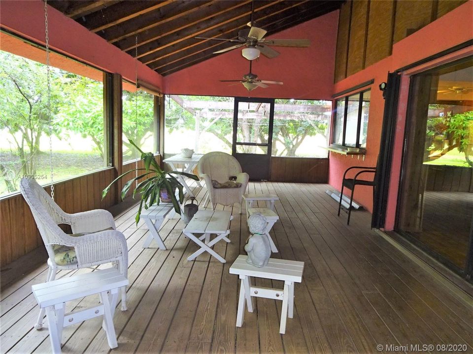 Covered/Screened Patio w/ 3 Fans/Lighting