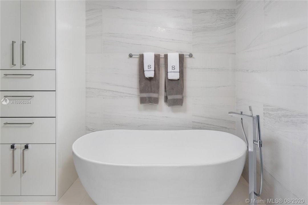 Недавно продано: $3,475,000 (2 спален, 2 ванн, 1595 Квадратных фут)