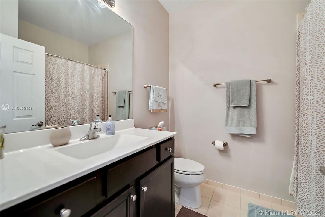 Vendido Recientemente: $380,000 (4 camas, 2 baños, 1869 Pies cuadrados)