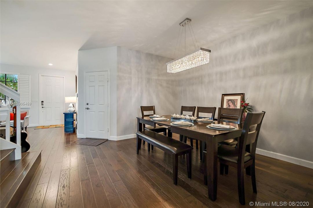 Vendido Recientemente: $380,000 (4 camas, 2 baños, 1869 Pies cuadrados)