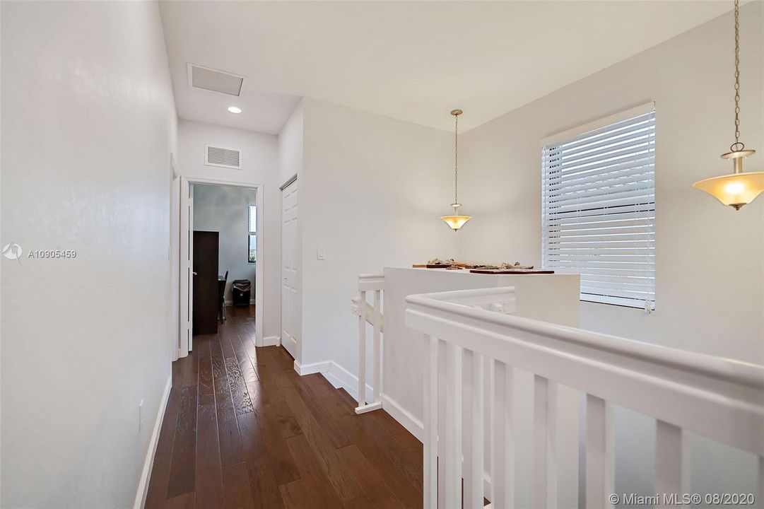 Vendido Recientemente: $380,000 (4 camas, 2 baños, 1869 Pies cuadrados)
