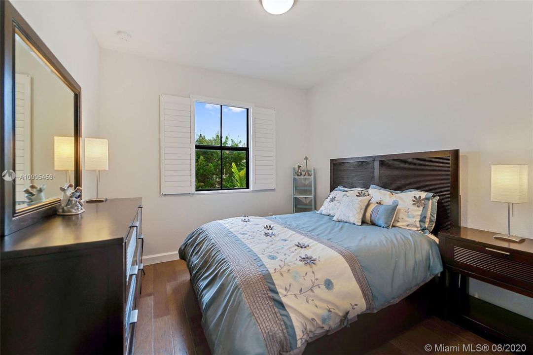 Vendido Recientemente: $380,000 (4 camas, 2 baños, 1869 Pies cuadrados)