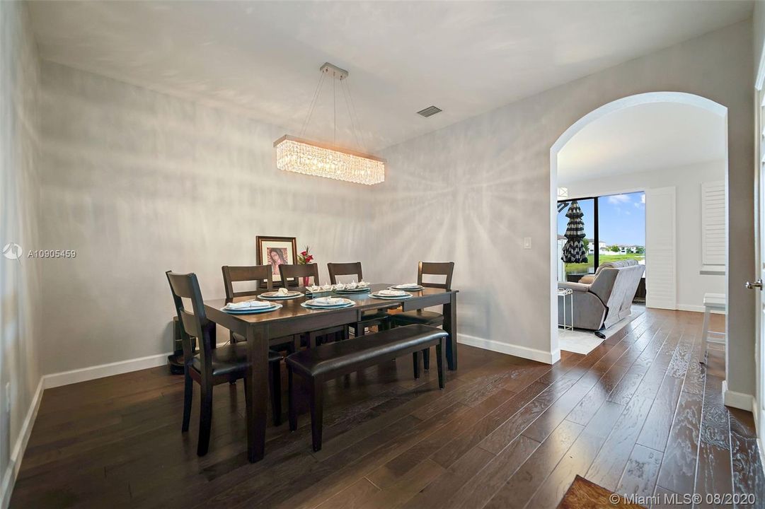 Vendido Recientemente: $380,000 (4 camas, 2 baños, 1869 Pies cuadrados)
