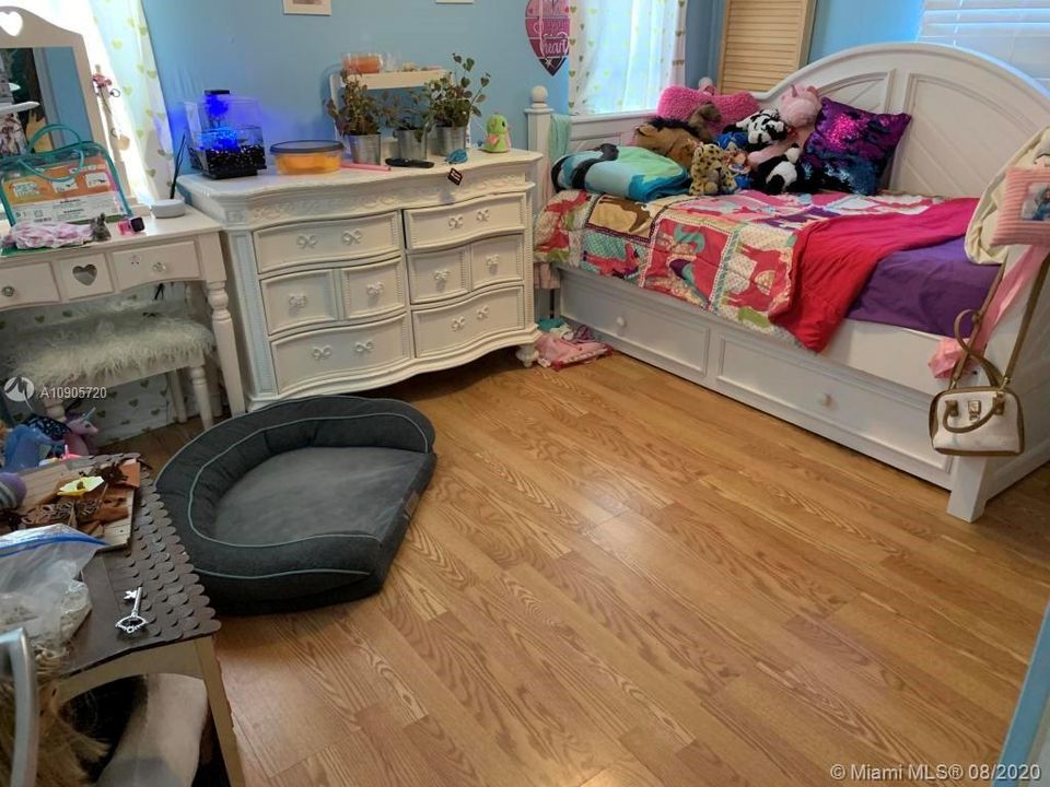 Recently Sold: $460,000 (3 beds, 2 baths, 984 Square Feet)