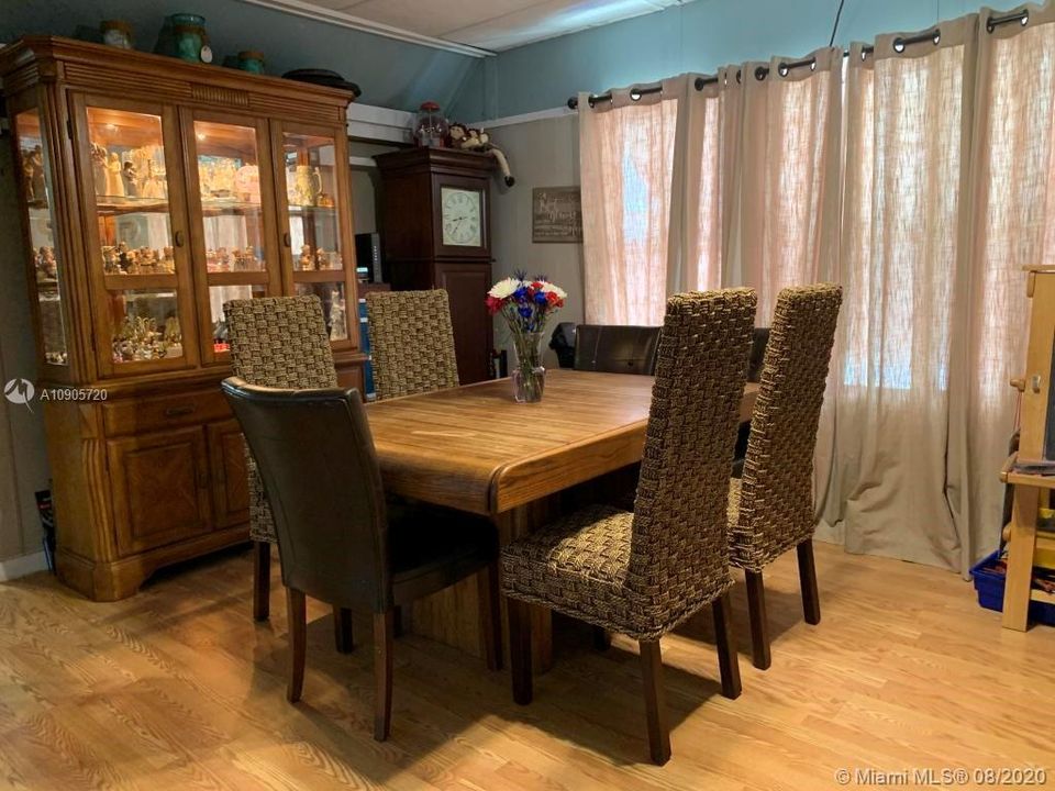 Recently Sold: $460,000 (3 beds, 2 baths, 984 Square Feet)