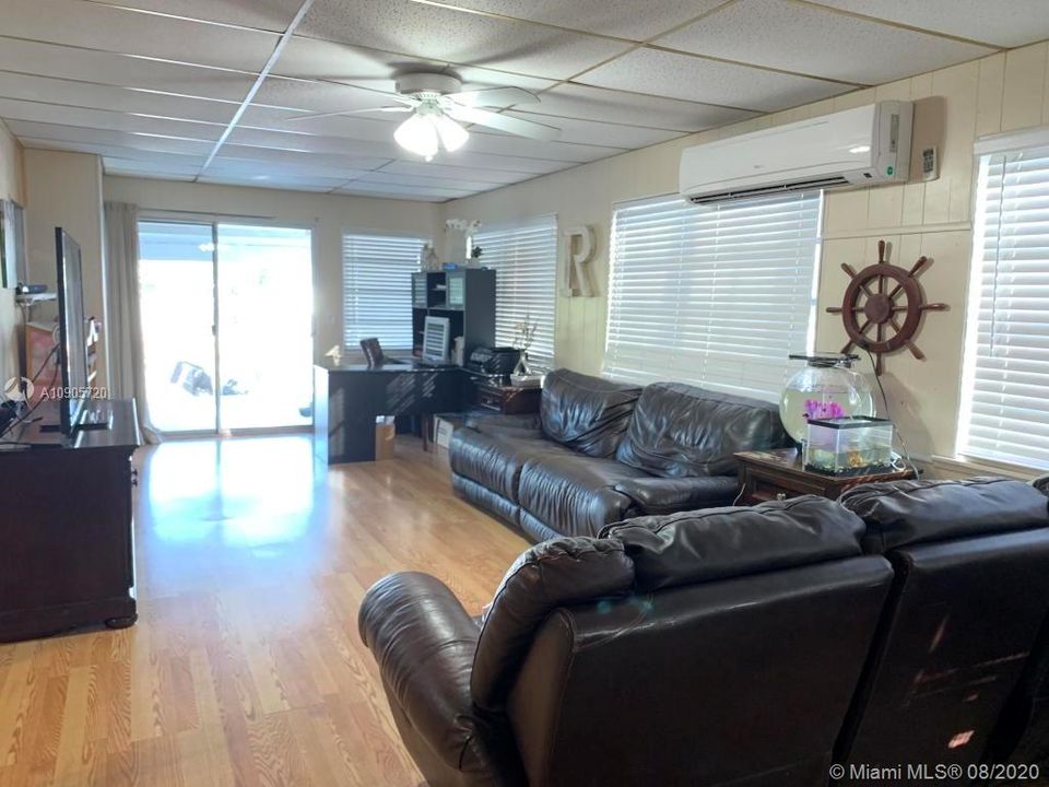 Recently Sold: $460,000 (3 beds, 2 baths, 984 Square Feet)