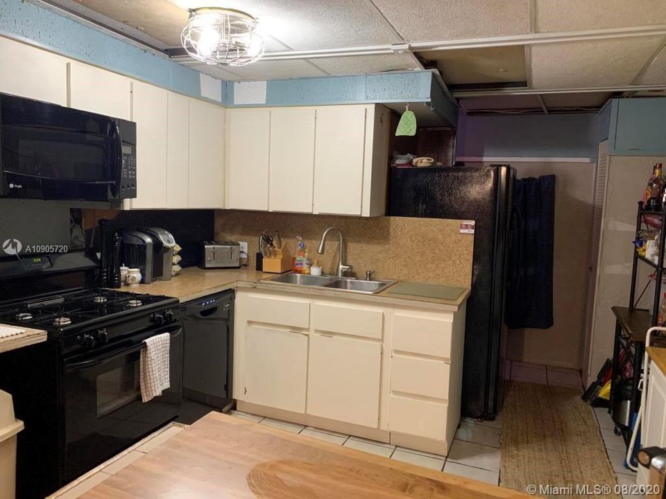 Recently Sold: $460,000 (3 beds, 2 baths, 984 Square Feet)