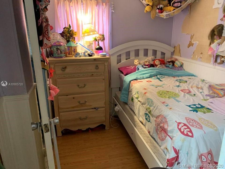 Recently Sold: $460,000 (3 beds, 2 baths, 984 Square Feet)