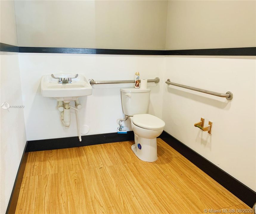 RENOVATED SPACIOUS BATHROOM