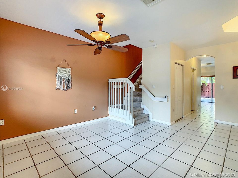 Vendido Recientemente: $299,900 (3 camas, 2 baños, 1258 Pies cuadrados)