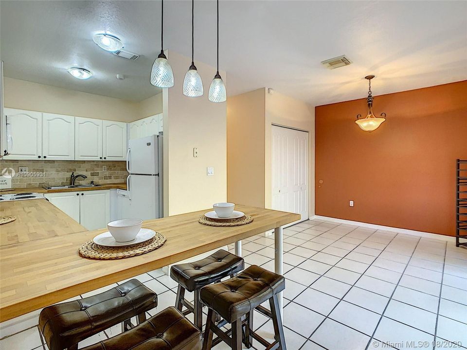 Vendido Recientemente: $299,900 (3 camas, 2 baños, 1258 Pies cuadrados)