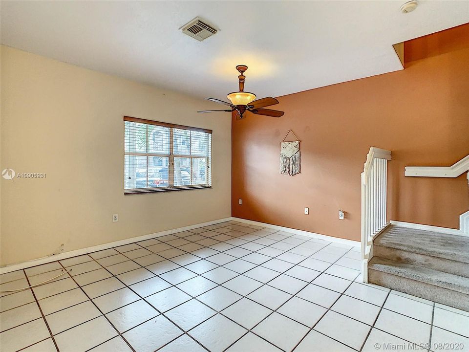 Vendido Recientemente: $299,900 (3 camas, 2 baños, 1258 Pies cuadrados)