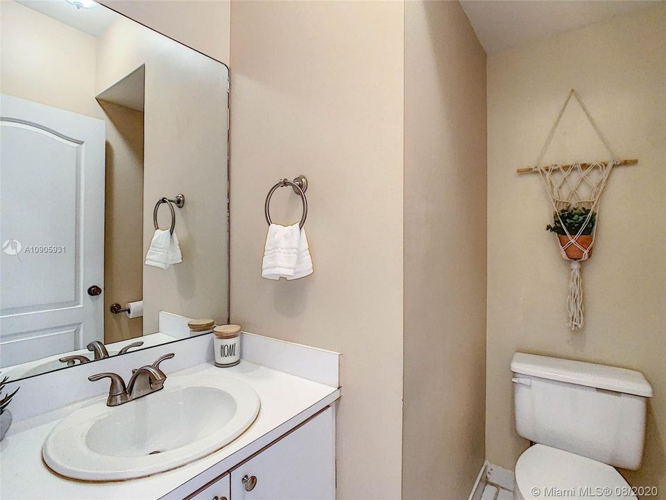 Vendido Recientemente: $299,900 (3 camas, 2 baños, 1258 Pies cuadrados)