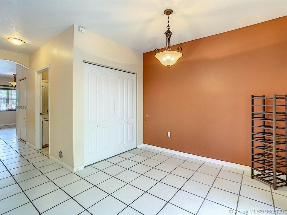 Vendido Recientemente: $299,900 (3 camas, 2 baños, 1258 Pies cuadrados)