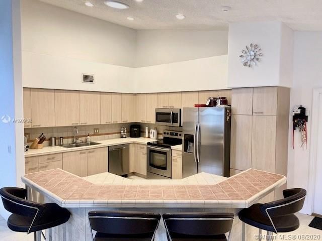 Recently Sold: $499,000 (4 beds, 2 baths, 2527 Square Feet)