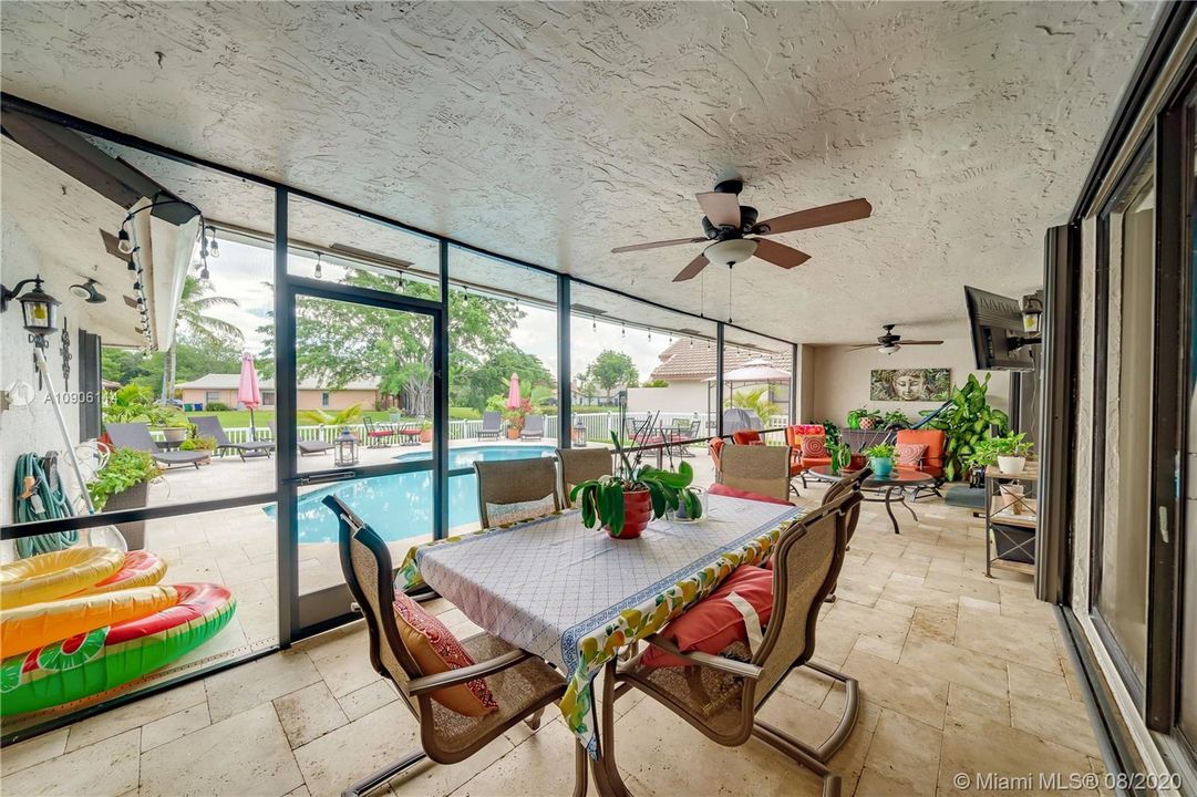 Large screened patio with new flat roof and new Travertine flooring. New Dual ceiling fans