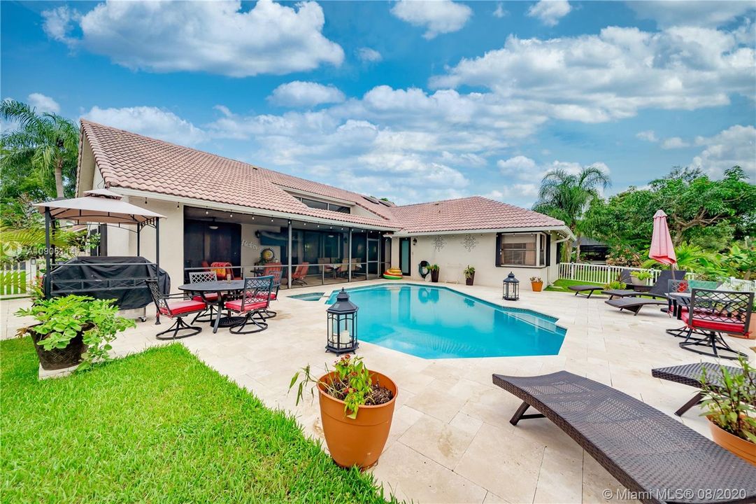 Fabulous large pool area with new Travertine tile patio, perfect for entertaining!