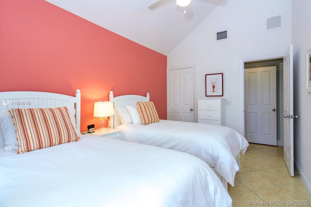 Vendido Recientemente: $739,000 (3 camas, 2 baños, 1600 Pies cuadrados)