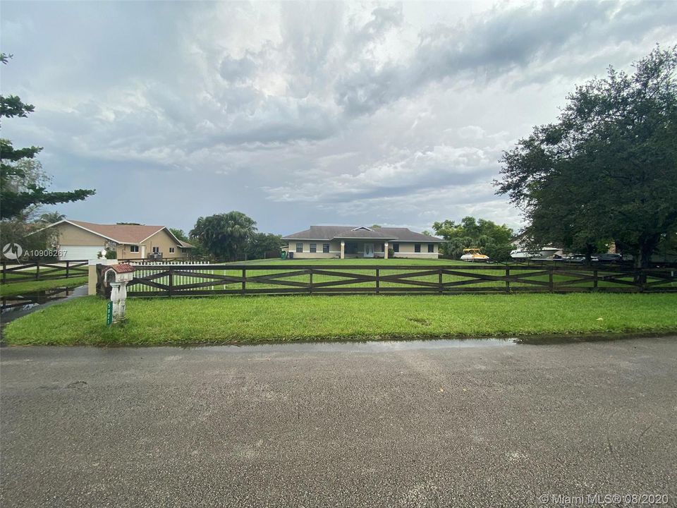 Vendido Recientemente: $709,000 (4 camas, 3 baños, 3525 Pies cuadrados)