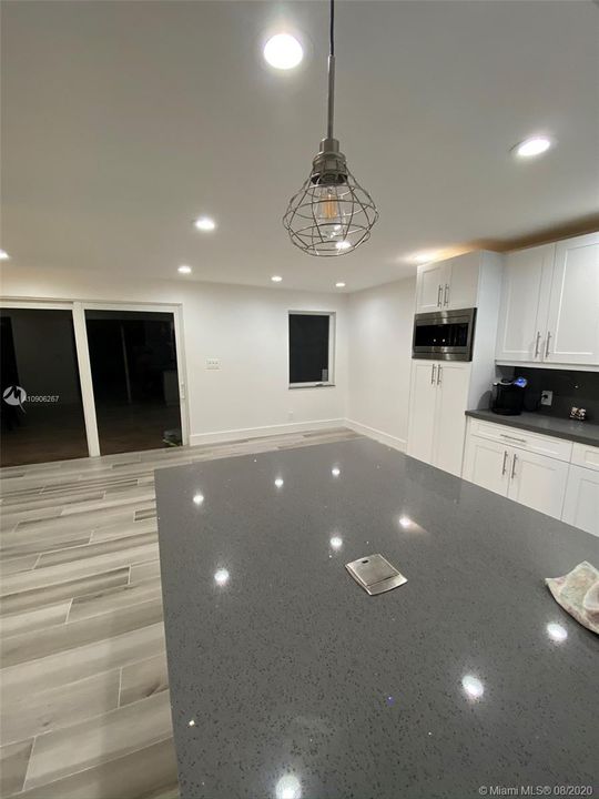 Vendido Recientemente: $709,000 (4 camas, 3 baños, 3525 Pies cuadrados)