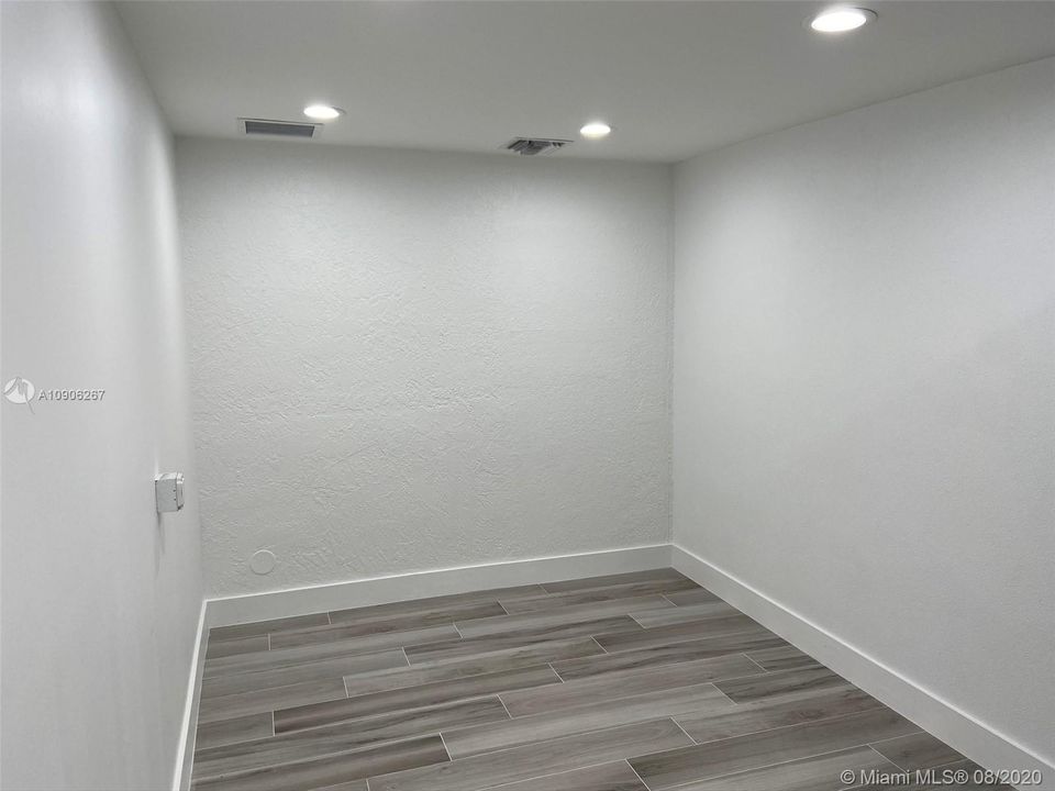 Vendido Recientemente: $709,000 (4 camas, 3 baños, 3525 Pies cuadrados)