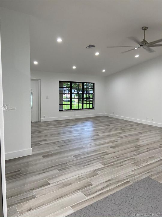 Vendido Recientemente: $709,000 (4 camas, 3 baños, 3525 Pies cuadrados)