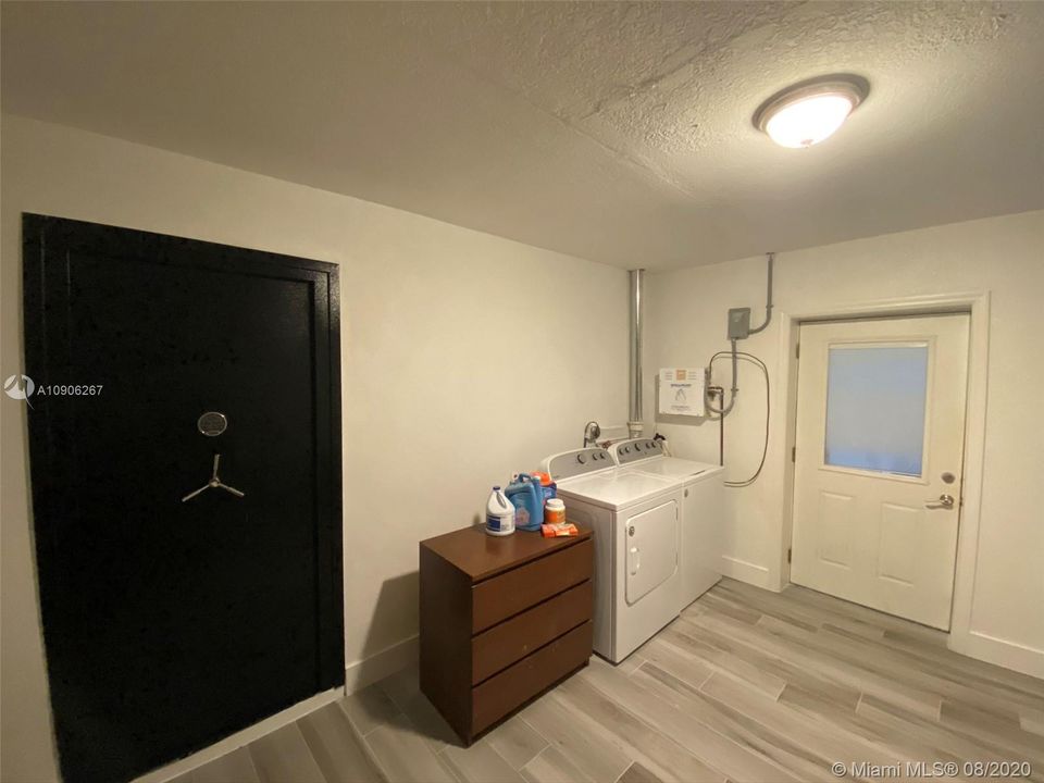 Vendido Recientemente: $709,000 (4 camas, 3 baños, 3525 Pies cuadrados)