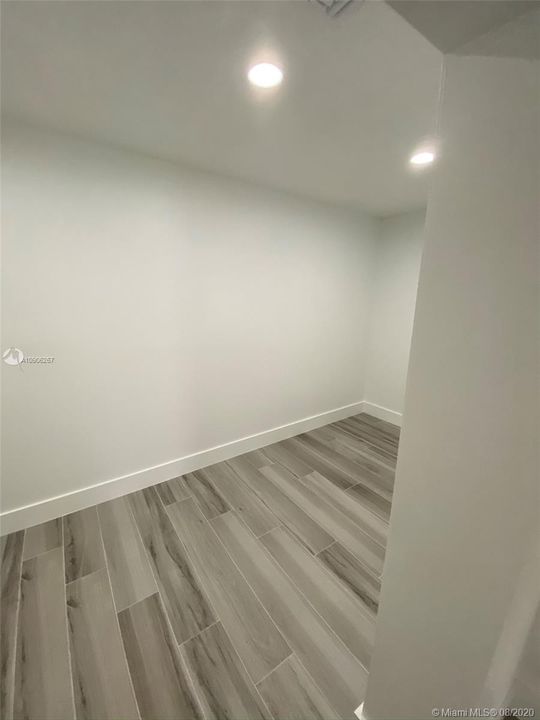 Vendido Recientemente: $709,000 (4 camas, 3 baños, 3525 Pies cuadrados)