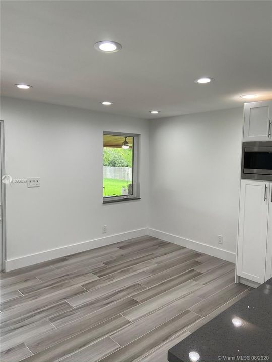 Vendido Recientemente: $709,000 (4 camas, 3 baños, 3525 Pies cuadrados)