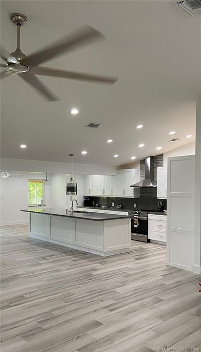 Vendido Recientemente: $709,000 (4 camas, 3 baños, 3525 Pies cuadrados)