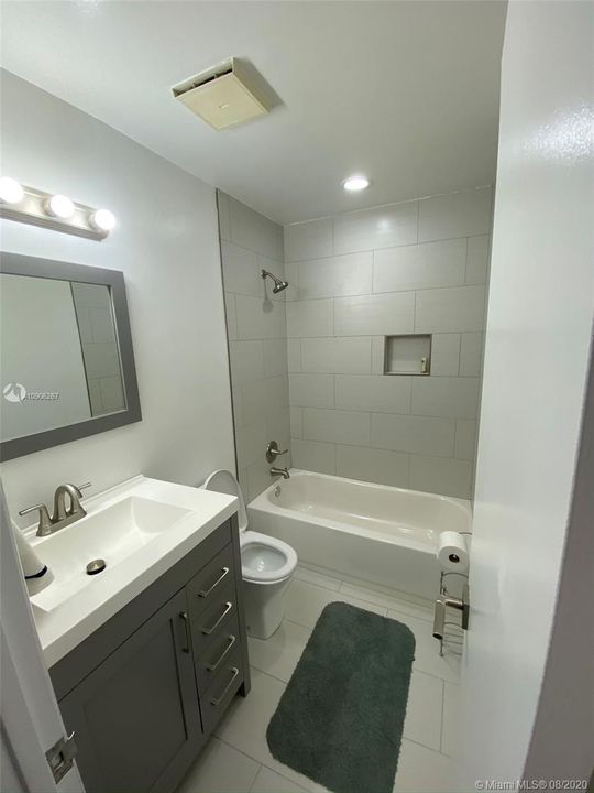 Vendido Recientemente: $709,000 (4 camas, 3 baños, 3525 Pies cuadrados)