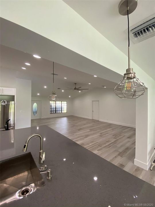 Vendido Recientemente: $709,000 (4 camas, 3 baños, 3525 Pies cuadrados)