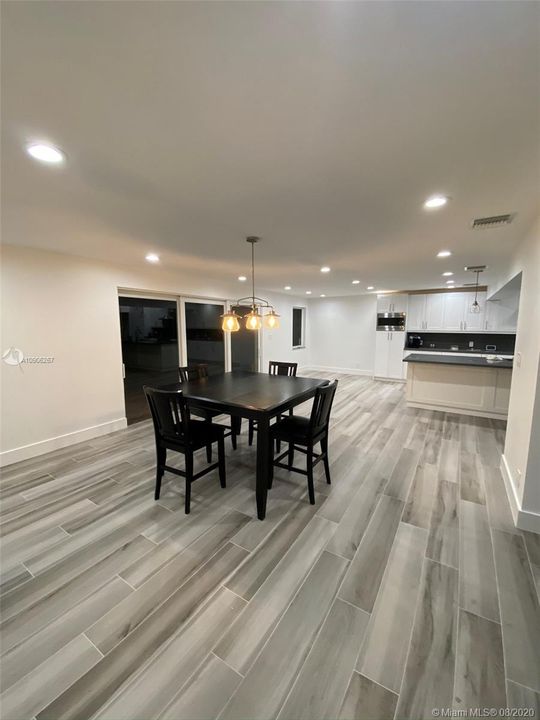 Vendido Recientemente: $709,000 (4 camas, 3 baños, 3525 Pies cuadrados)
