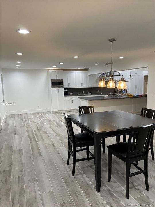 Vendido Recientemente: $709,000 (4 camas, 3 baños, 3525 Pies cuadrados)