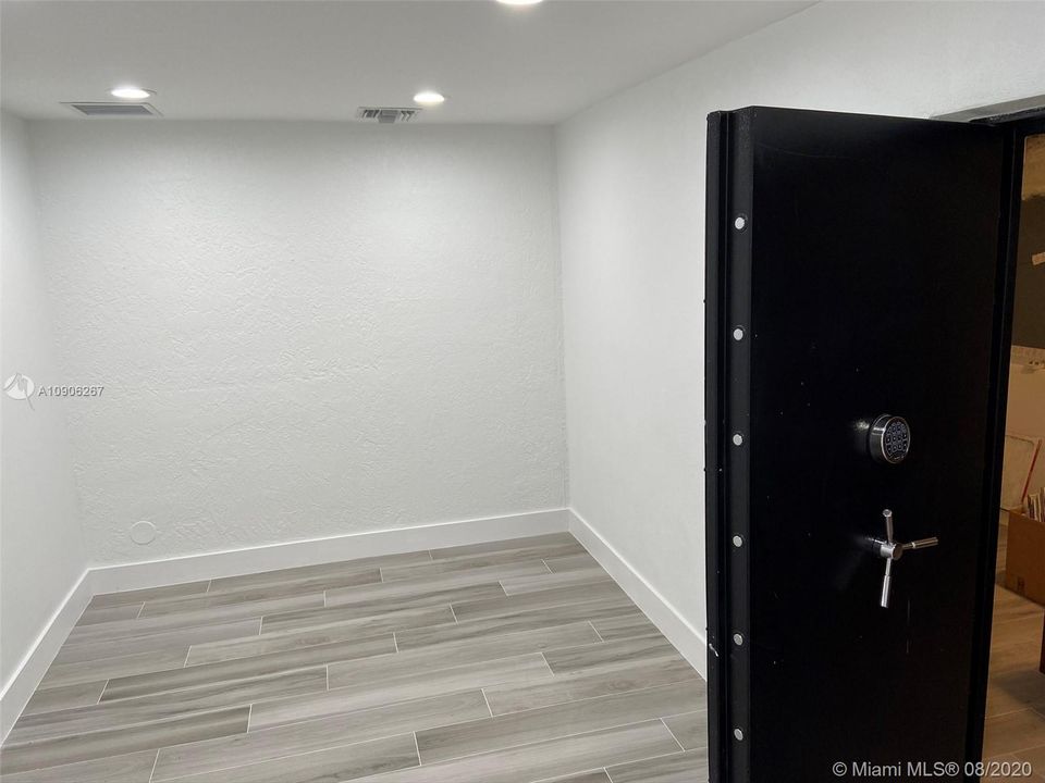 Vendido Recientemente: $709,000 (4 camas, 3 baños, 3525 Pies cuadrados)