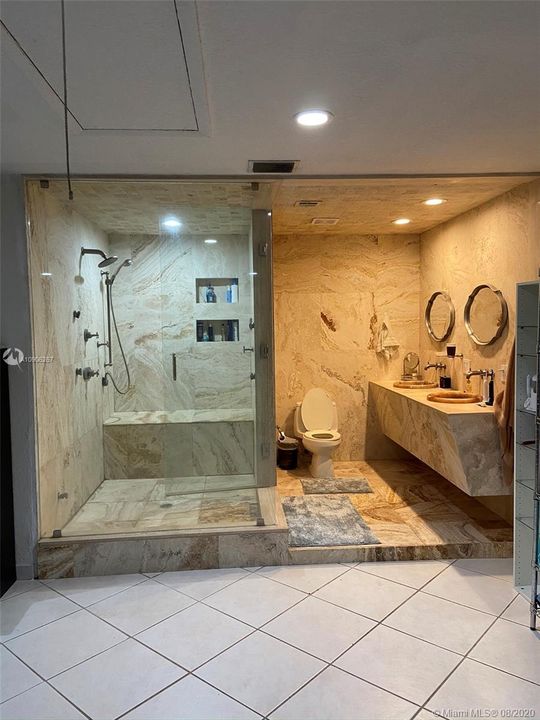 Vendido Recientemente: $709,000 (4 camas, 3 baños, 3525 Pies cuadrados)