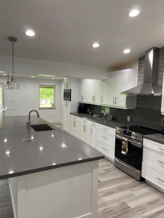 Vendido Recientemente: $709,000 (4 camas, 3 baños, 3525 Pies cuadrados)