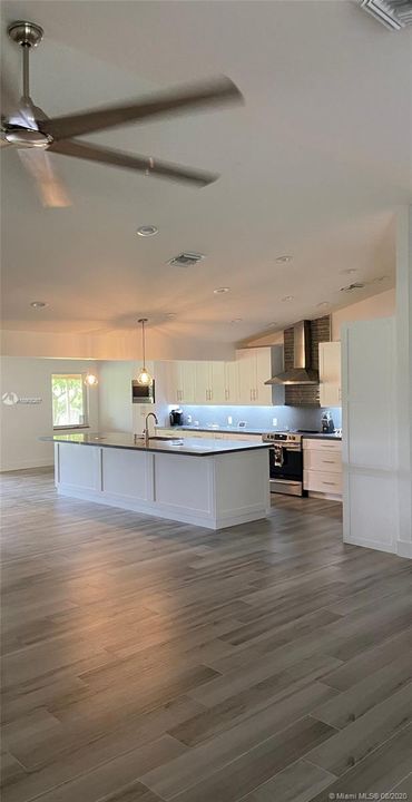 Vendido Recientemente: $709,000 (4 camas, 3 baños, 3525 Pies cuadrados)