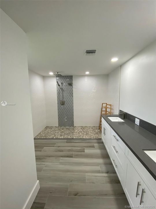 Vendido Recientemente: $709,000 (4 camas, 3 baños, 3525 Pies cuadrados)