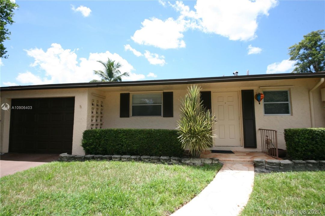 Great Villa with 1 car garage and 2 car driveway