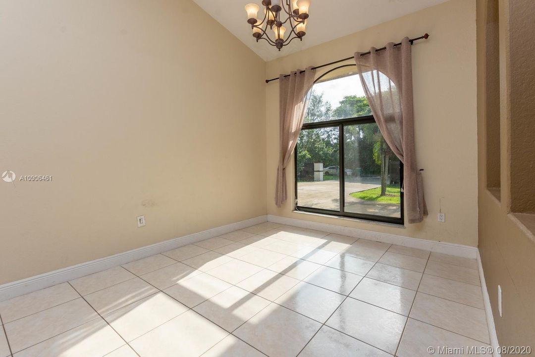 Vendido Recientemente: $629,000 (4 camas, 3 baños, 2466 Pies cuadrados)