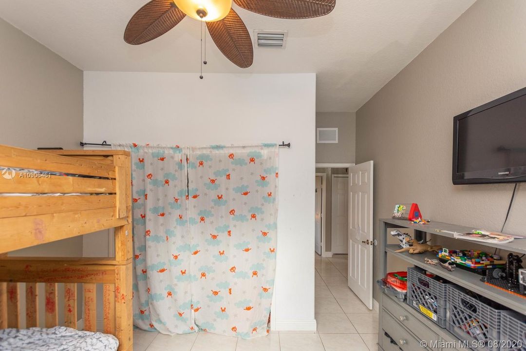 Vendido Recientemente: $629,000 (4 camas, 3 baños, 2466 Pies cuadrados)