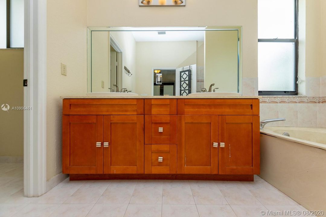Vendido Recientemente: $629,000 (4 camas, 3 baños, 2466 Pies cuadrados)