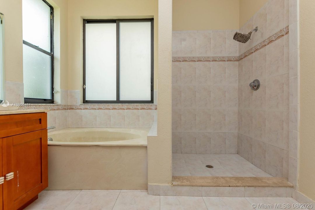 Vendido Recientemente: $629,000 (4 camas, 3 baños, 2466 Pies cuadrados)