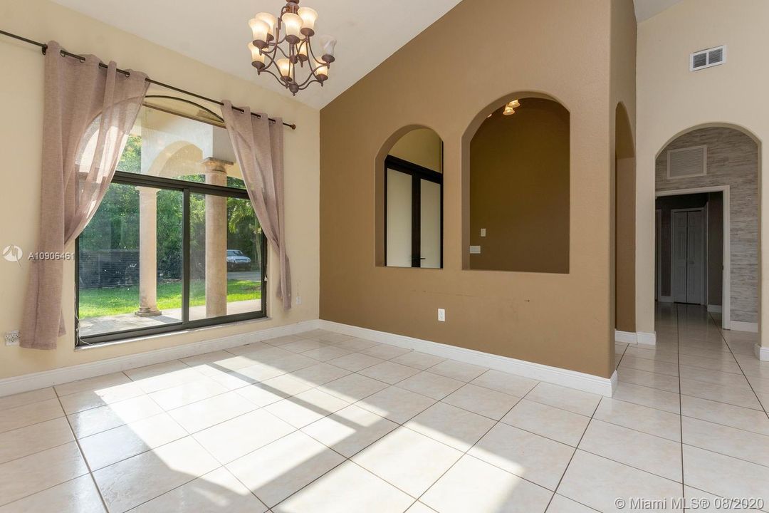 Vendido Recientemente: $629,000 (4 camas, 3 baños, 2466 Pies cuadrados)
