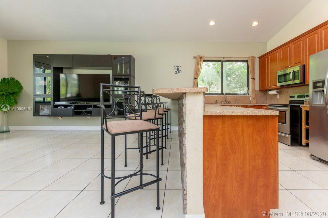 Vendido Recientemente: $629,000 (4 camas, 3 baños, 2466 Pies cuadrados)