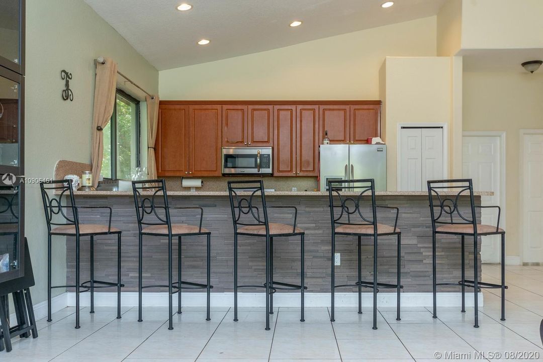 Vendido Recientemente: $629,000 (4 camas, 3 baños, 2466 Pies cuadrados)