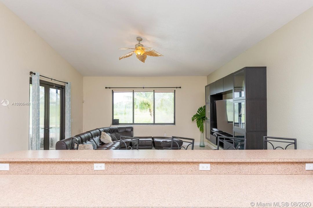 Vendido Recientemente: $629,000 (4 camas, 3 baños, 2466 Pies cuadrados)