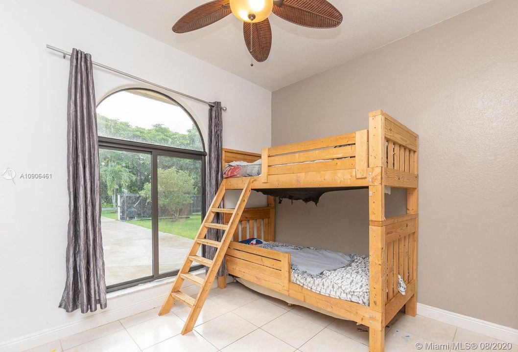 Vendido Recientemente: $629,000 (4 camas, 3 baños, 2466 Pies cuadrados)