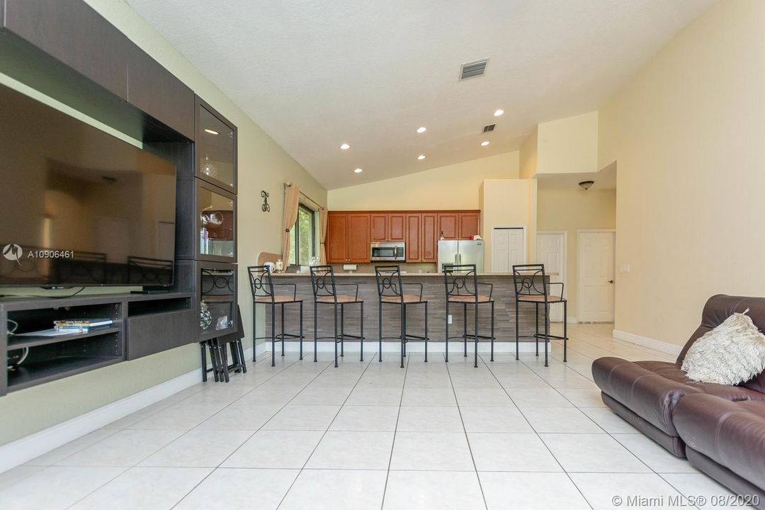 Vendido Recientemente: $629,000 (4 camas, 3 baños, 2466 Pies cuadrados)